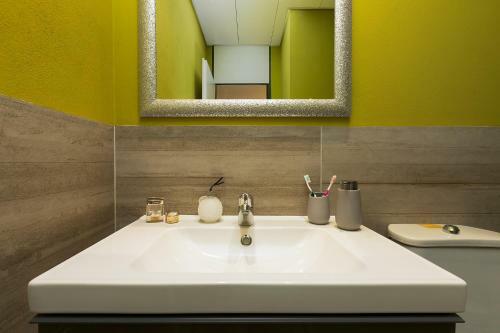 Apartamento Monolocale Con Terrazzo Vista Lago E Garage Via Cassarinetta