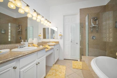 Villa With Private Pool And Jacuzzi Gameroom Walk To Festivals