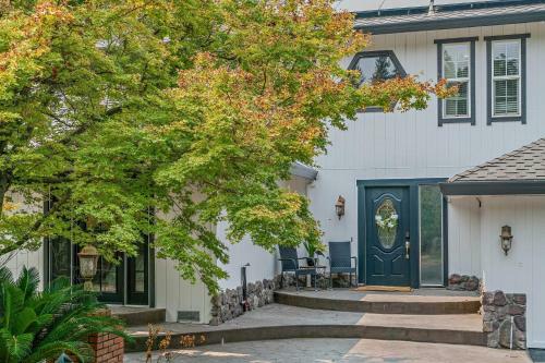 Peaceful Home On Acreage, Walk To Folsom Lake