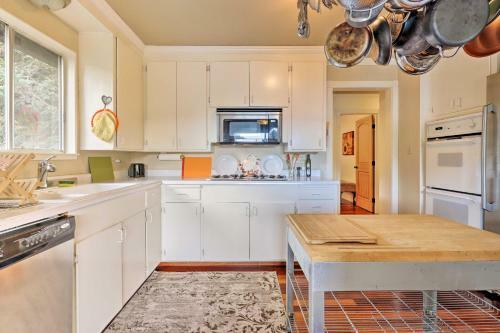 Tasteful Home With Stunning River And Valley View