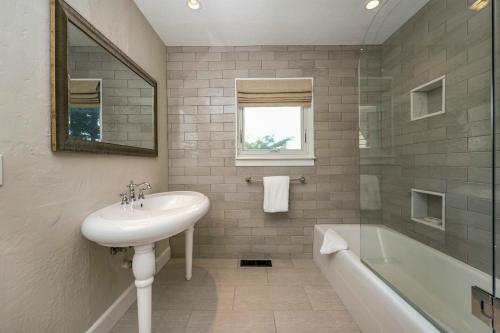 The Oxbow House - Designer 3bd/2ba Home