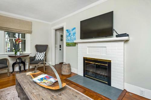 The Oxbow House - Designer 3bd/2ba Home