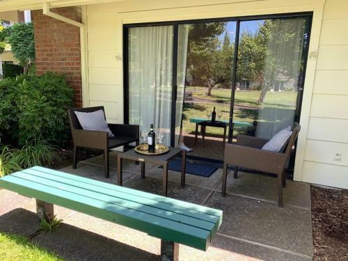 Apartamento Top King Suite 40% Off: Full Kitchen, Peaceful Views