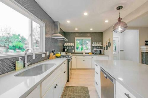 3 Bed 3 Bath Heated Pool Hot Tub Downtown