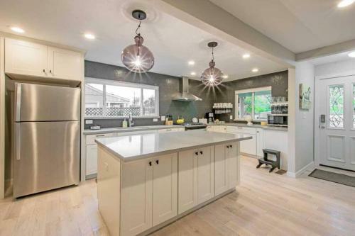3 Bed 3 Bath Heated Pool Hot Tub Downtown