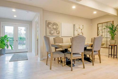 3 Bed 3 Bath Heated Pool Hot Tub Downtown