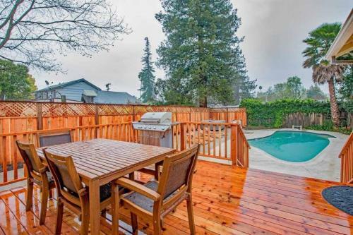 3 Bed 3 Bath Heated Pool Hot Tub Downtown