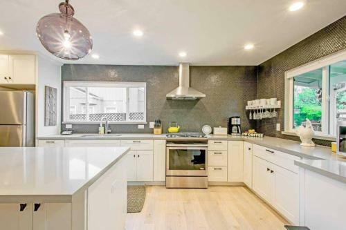 3 Bed 3 Bath Heated Pool Hot Tub Downtown