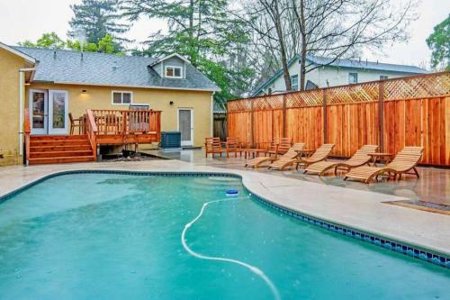 3 Bed 3 Bath Heated Pool Hot Tub Downtown