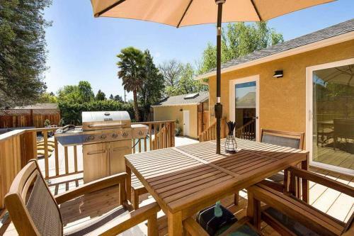 3 Bed 3 Bath Heated Pool Hot Tub Downtown