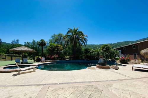 Private Mountain Retreat With Pool And Mini-golf