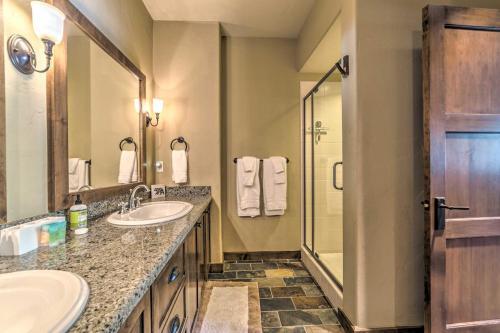 Central Mammoth Lakes Townhome With Private Hot Tub!