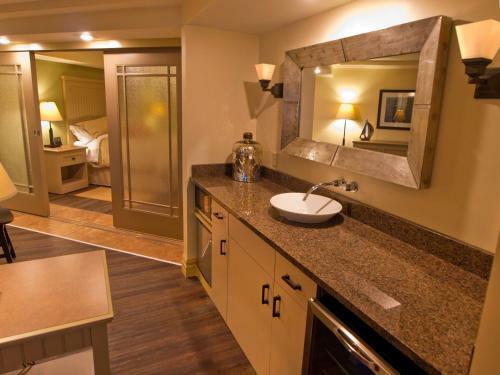 1000 Islands Harbor Hotel