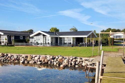 *****eksklusiv Sommerhus Beliggende I Vandkanten