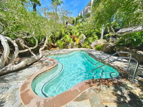 E20 - Tropical Paradise - On-the-sand