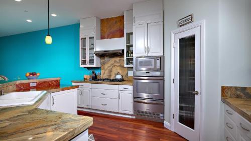 Private Home Ocean View, Air-conditioned Just Steps To The Beach