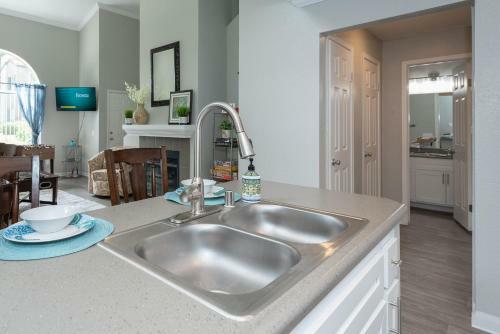 Apartamento Modern 70's 2br + Game Night House + Pool & Gym