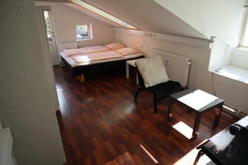 Hostal Rooms In Quiet Yellow Courtyard Apartment