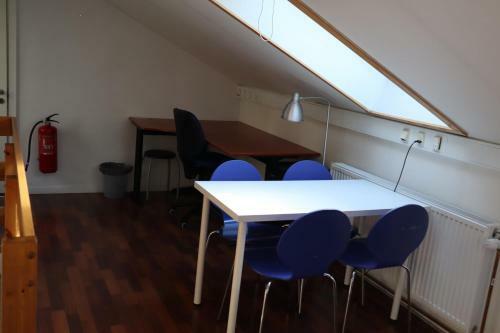 Hostal Rooms In Quiet Yellow Courtyard Apartment