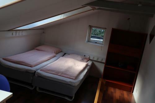 Hostal Rooms In Quiet Yellow Courtyard Apartment
