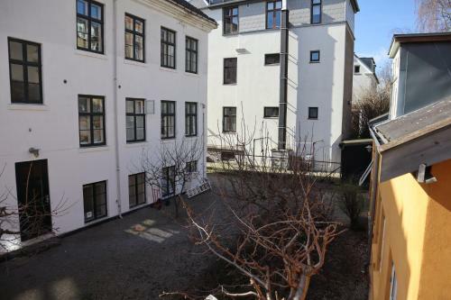 Hostal Rooms In Quiet Yellow Courtyard Apartment