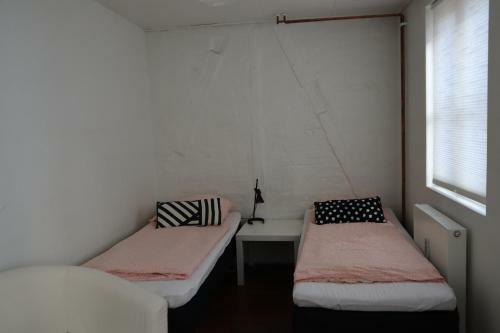 Hostal Rooms In Quiet Yellow Courtyard Apartment