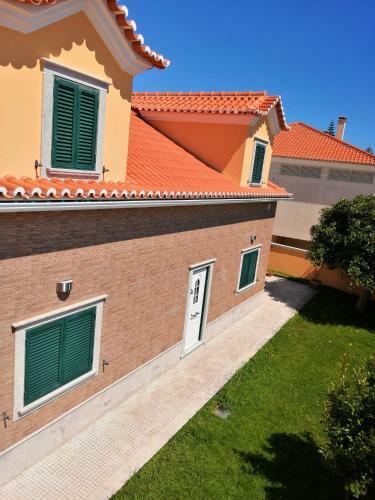 D�yellow House - Beach And Countryside