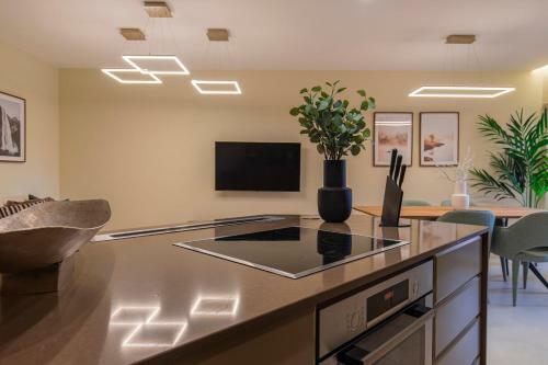 Deluxe 2bdr Apartment In Carcavelos By Lovelystay