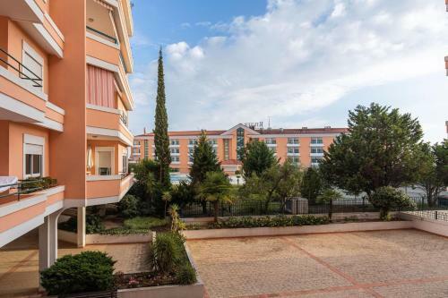 Deluxe 2bdr Apartment In Carcavelos By Lovelystay