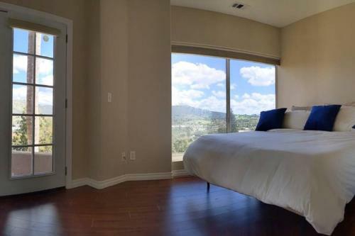 Hillside 2/2 Subdivided Home W/ Pool And Views!