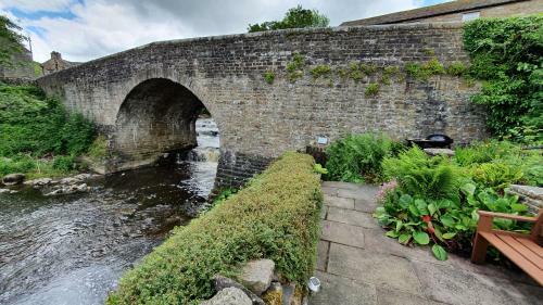Bridge Cottage, Bainbridge, With Riverside Garden!