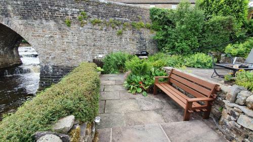 Bridge Cottage, Bainbridge, With Riverside Garden!
