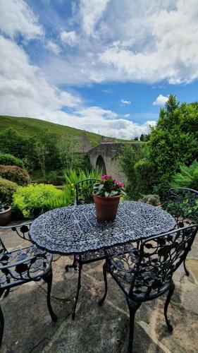 Bridge Cottage, Bainbridge, With Riverside Garden!