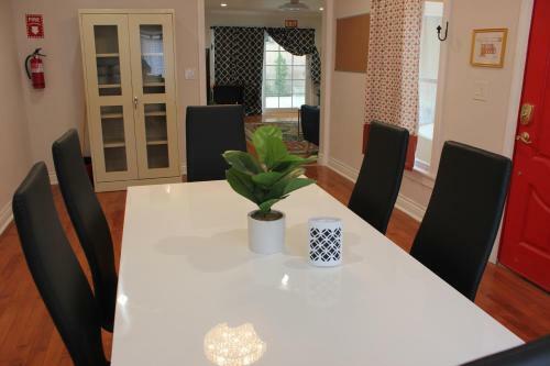 Villa A Serene Home With 5br, 3ba, Pool, Spa, And Mini-golf