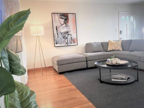 Diamond In Brentwood-lovely 2 Bedroom Private Unit