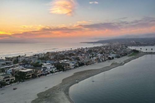 Bay View 1 - Stylish Mission Beach Home On The Sand!