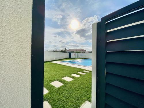 The Sunny Dune - Luxury Apartment W/ Pool & Private Terrace