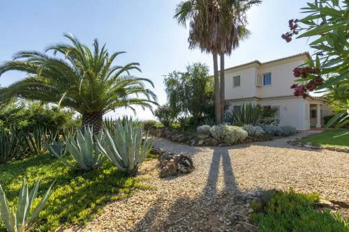 Luxurious Villa With Beautiful See Views & Spacious Garden