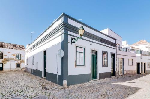 Trem - Located In Old City - Faro
