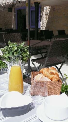 Hotel La Petite Auberge De Lussan
