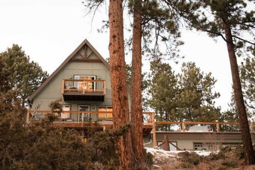 Stunning Evergreen Chalet With Private Hot Tub!