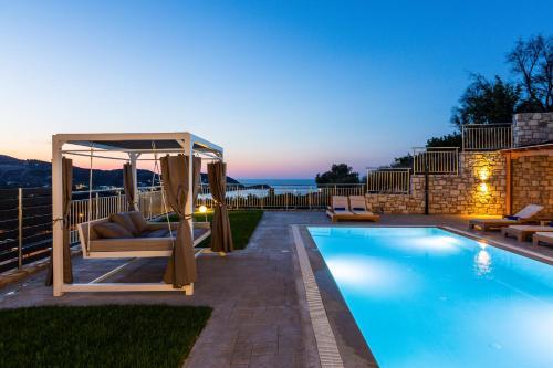 Paris Villa, Infinite Coastal Views!