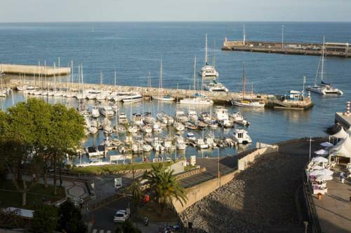 Apartment W Stunning View - Marina - Free Parking & AC