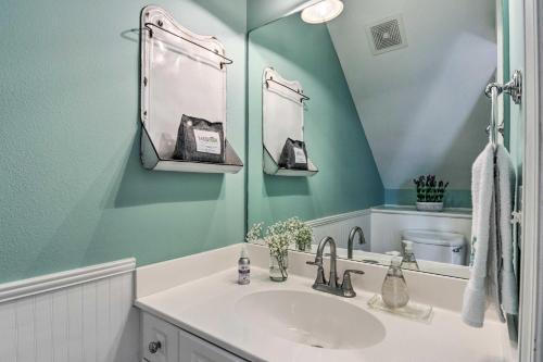 Santa Rosa Cottage Blocks To Beach And Pool!