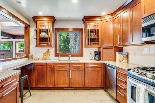Brilliant & Spacious Home By Historic Train Depot