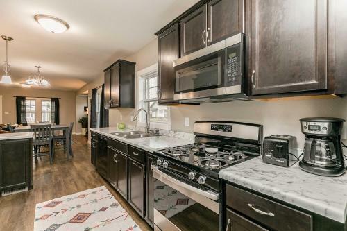 Quaint Cedar Rapids Home - 1 5 Mi To Downtown