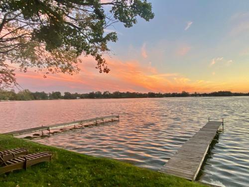 Cottages On Sand Lake - The Lakeside Cabin