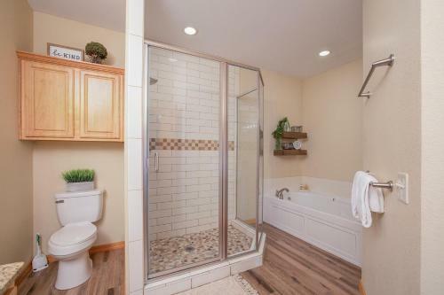 Gorgeous 3 Bedroom 2 Bath Lakefront Condo #341