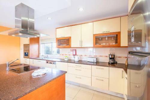 Villa Cordeiro - Heated Pool - Free Wi-fi - Air Con