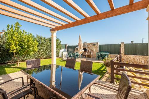 Villa Cordeiro - Heated Pool - Free Wi-fi - Air Con
